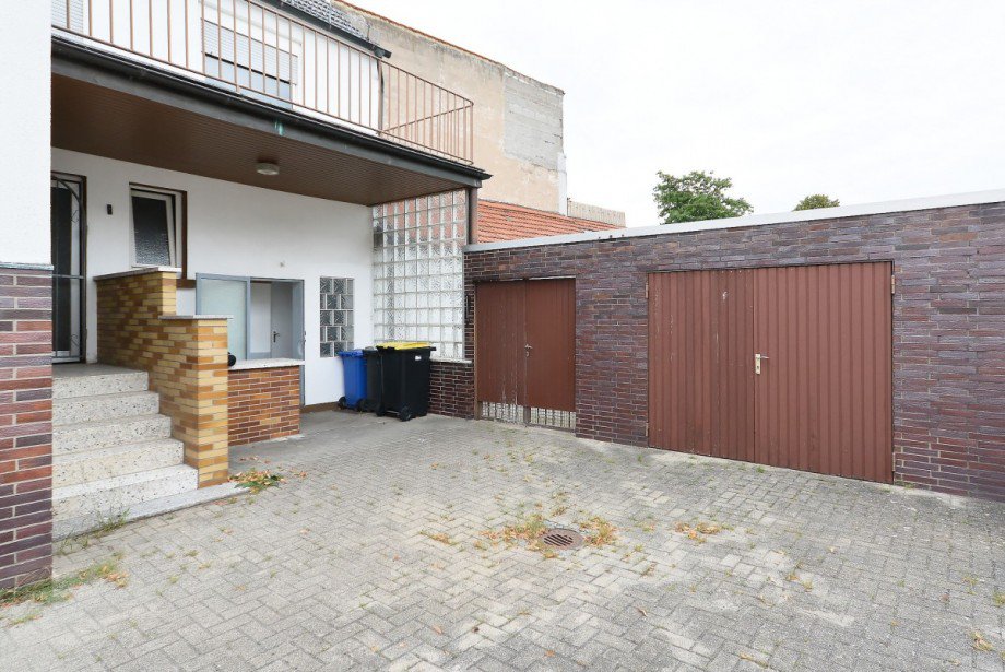Hof seitliche Ansicht Doppelhaush�lfte Ludwigshafen